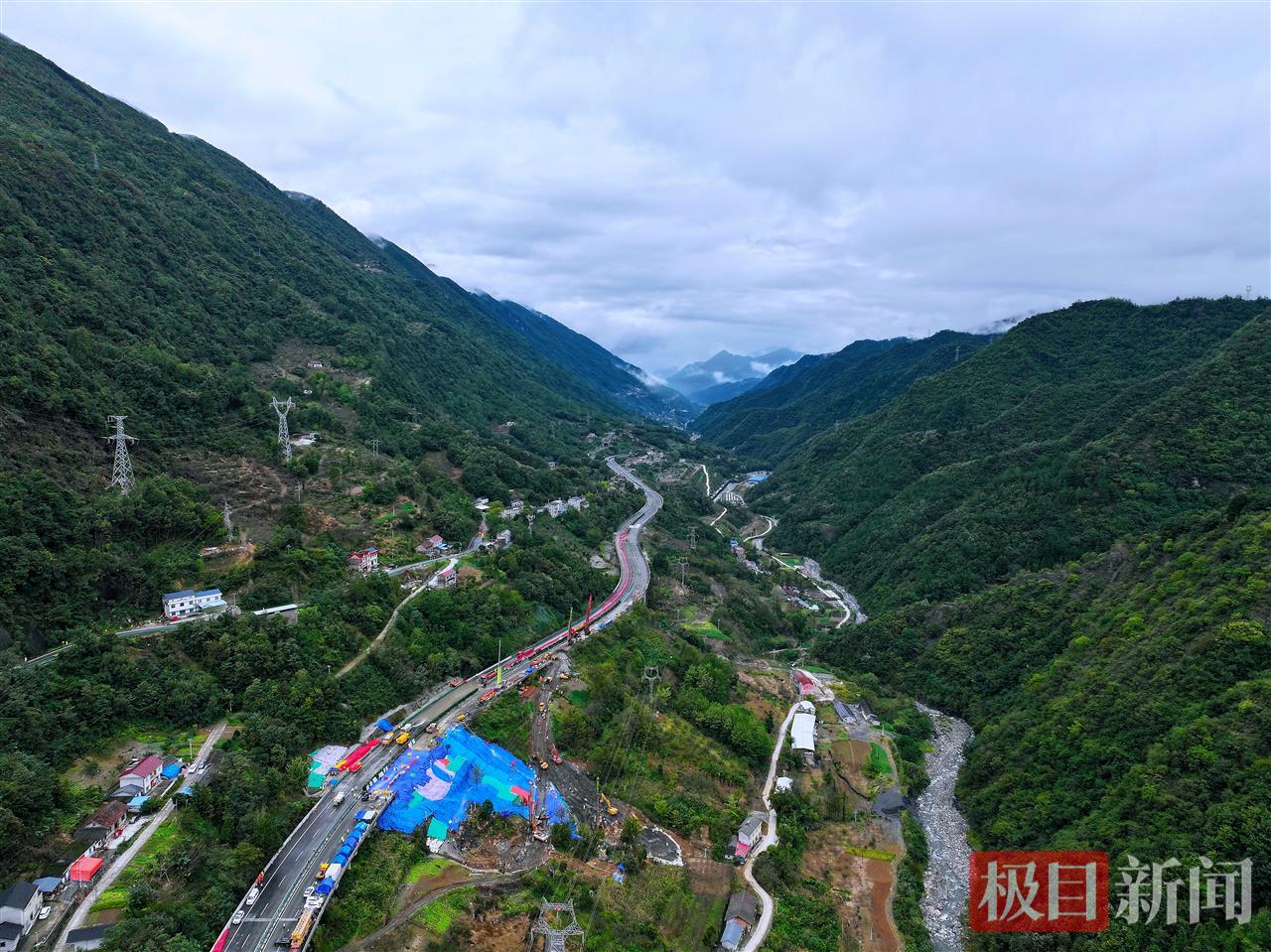 沪渝高速滑坡路段全景.JPG