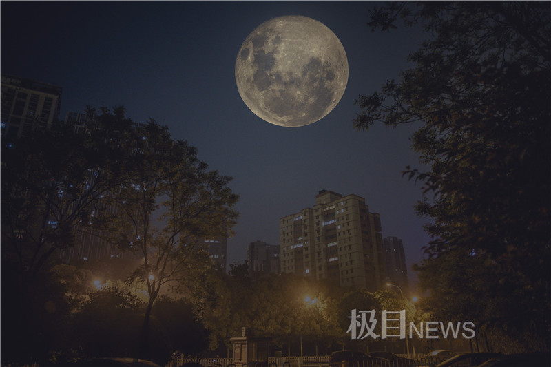 记者晚上11时许在武昌沙湖公园,仰望天空,天上一轮圆月, "超级月亮"