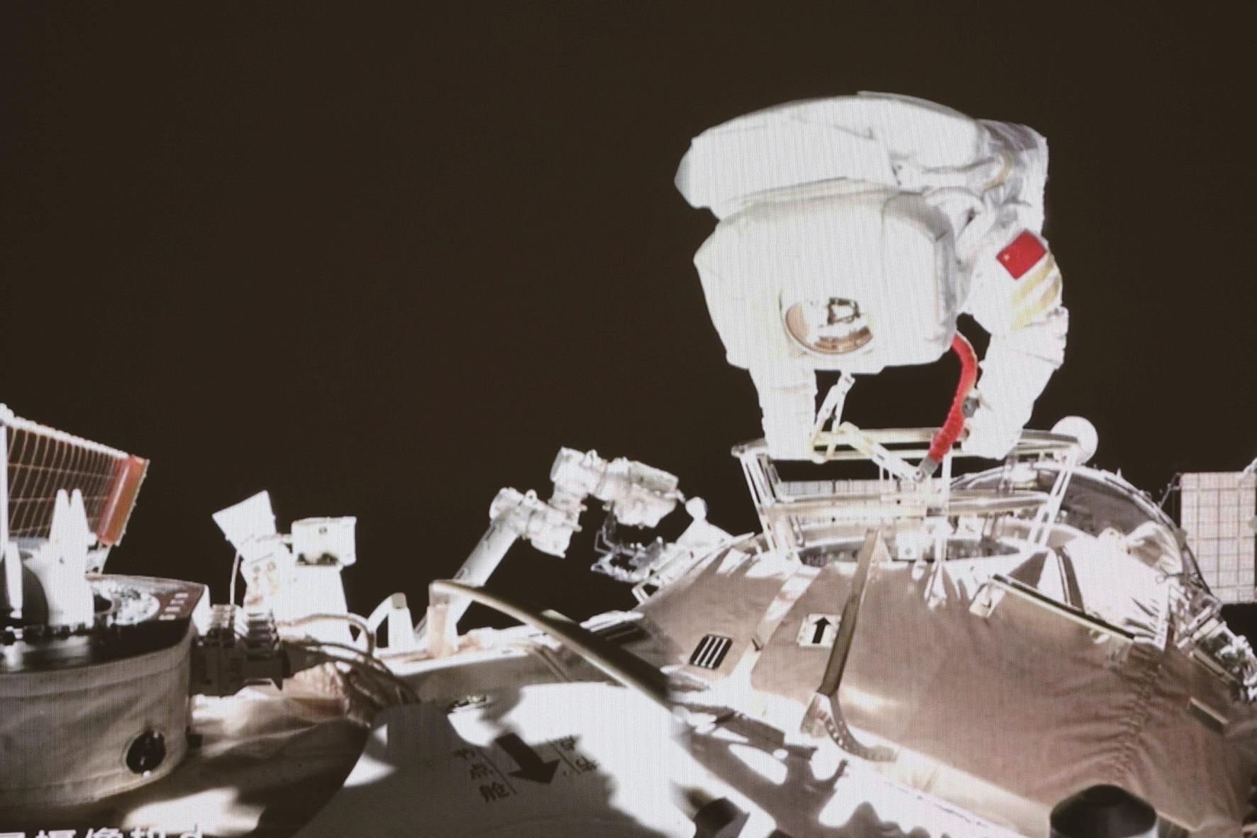 航天员王亚平出舱画面