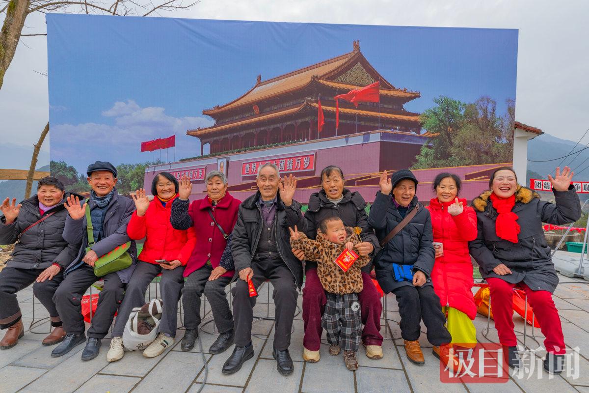 村民们在天安门海报前拍摄“全家福”.jpg