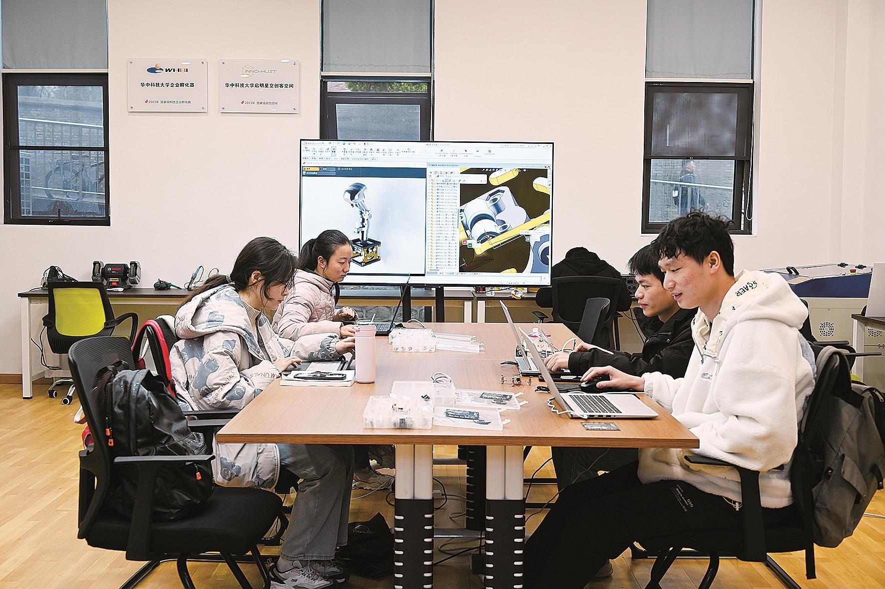 华科大学生在做科创(通讯员陈烨摄)