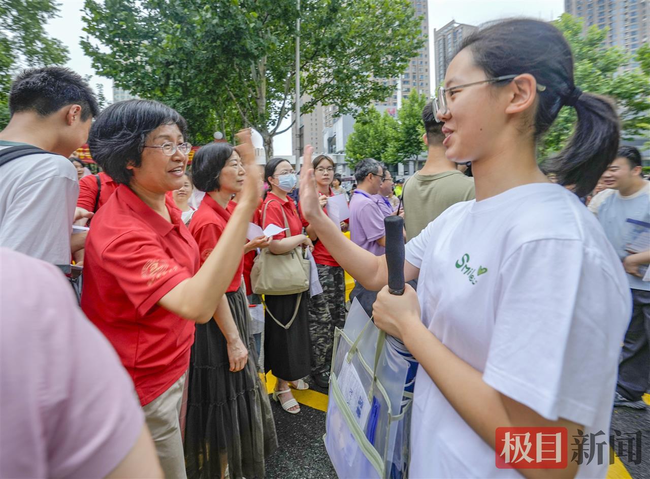在武汉二中考点门口，社会各界为考生护路，轻松进考场8.jpg