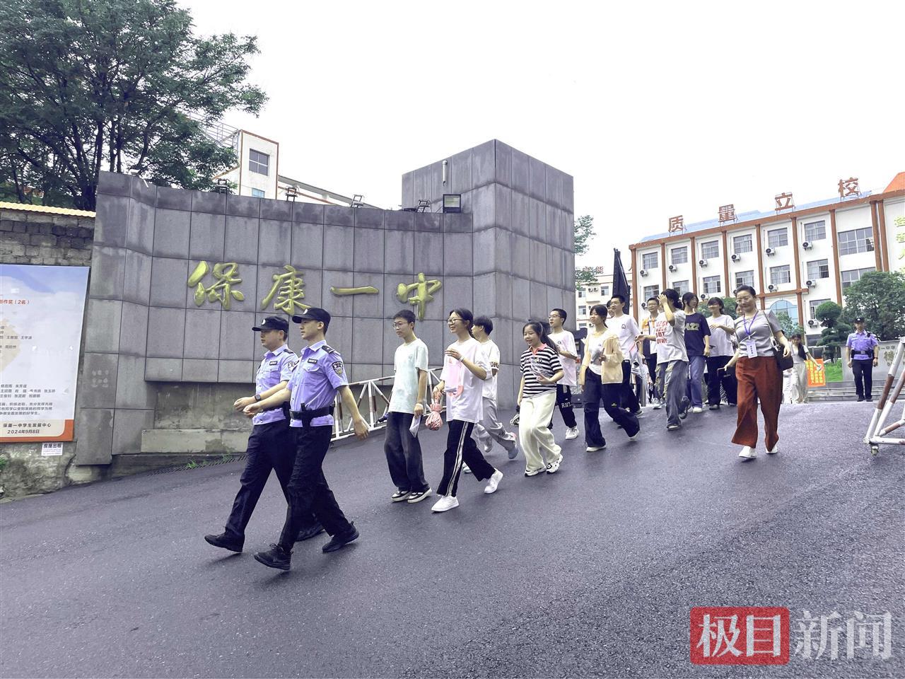 图2：民警在保康县一中考点护航（通讯员柳昭阳 摄）.jpg