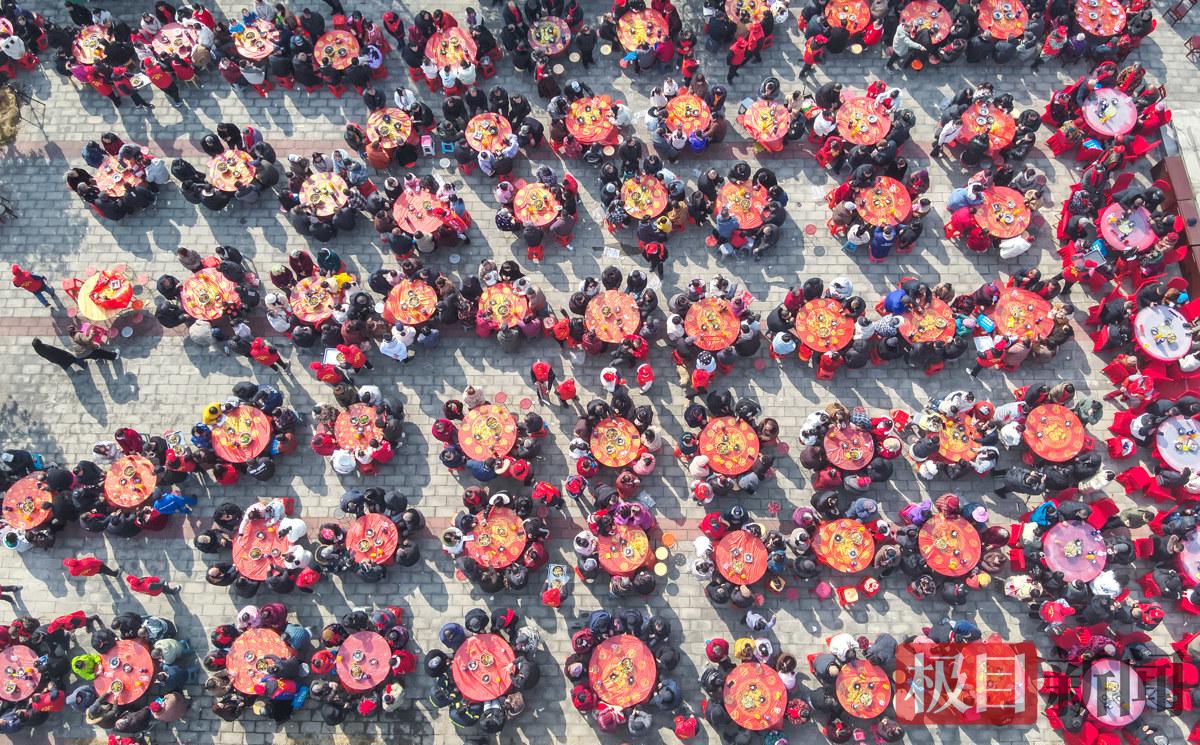 荆州区马山镇双垱村团年宴现场鸟瞰。（高艳璇 陈思思 摄）.jpg