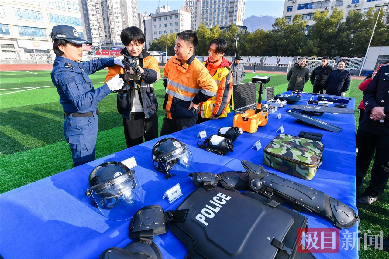 图8：2026年1月9日，民警在指导市民体验警用装备。欧阳智慧 摄.jpg