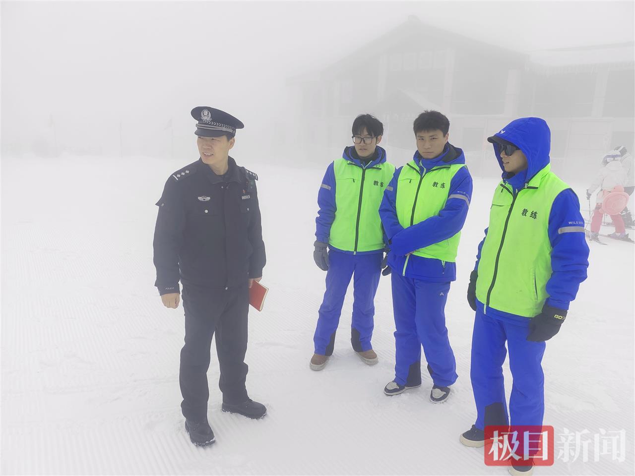 图6：民警在横冲滑雪场执勤。.jpg