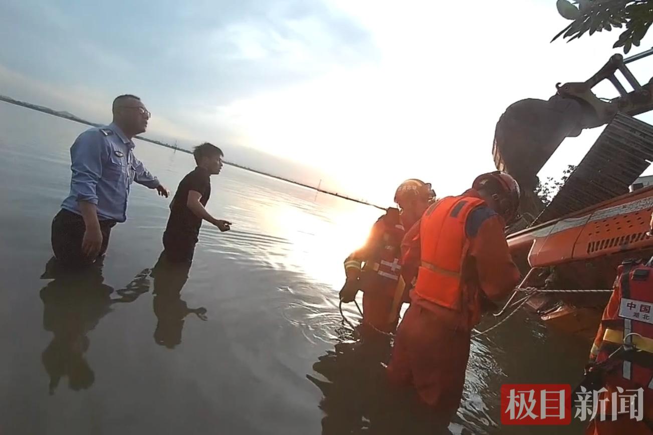 图二 使用设备对车门进行精准破拆.jpg