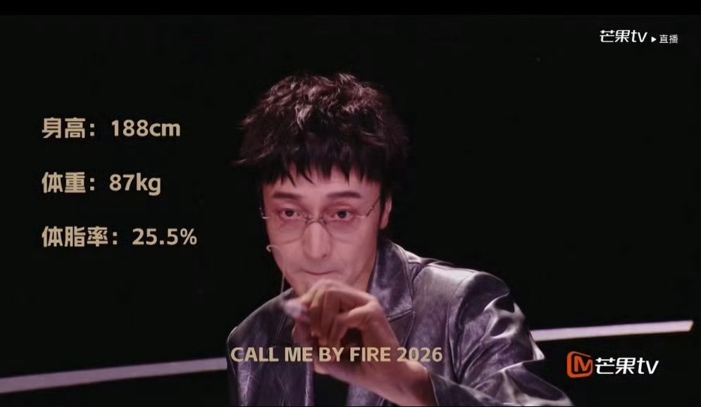 王传君体脂率达25.5%，坦言心理压力大，想减到15%，其《披哥》初舞台歌曲用歌词纪念了母亲