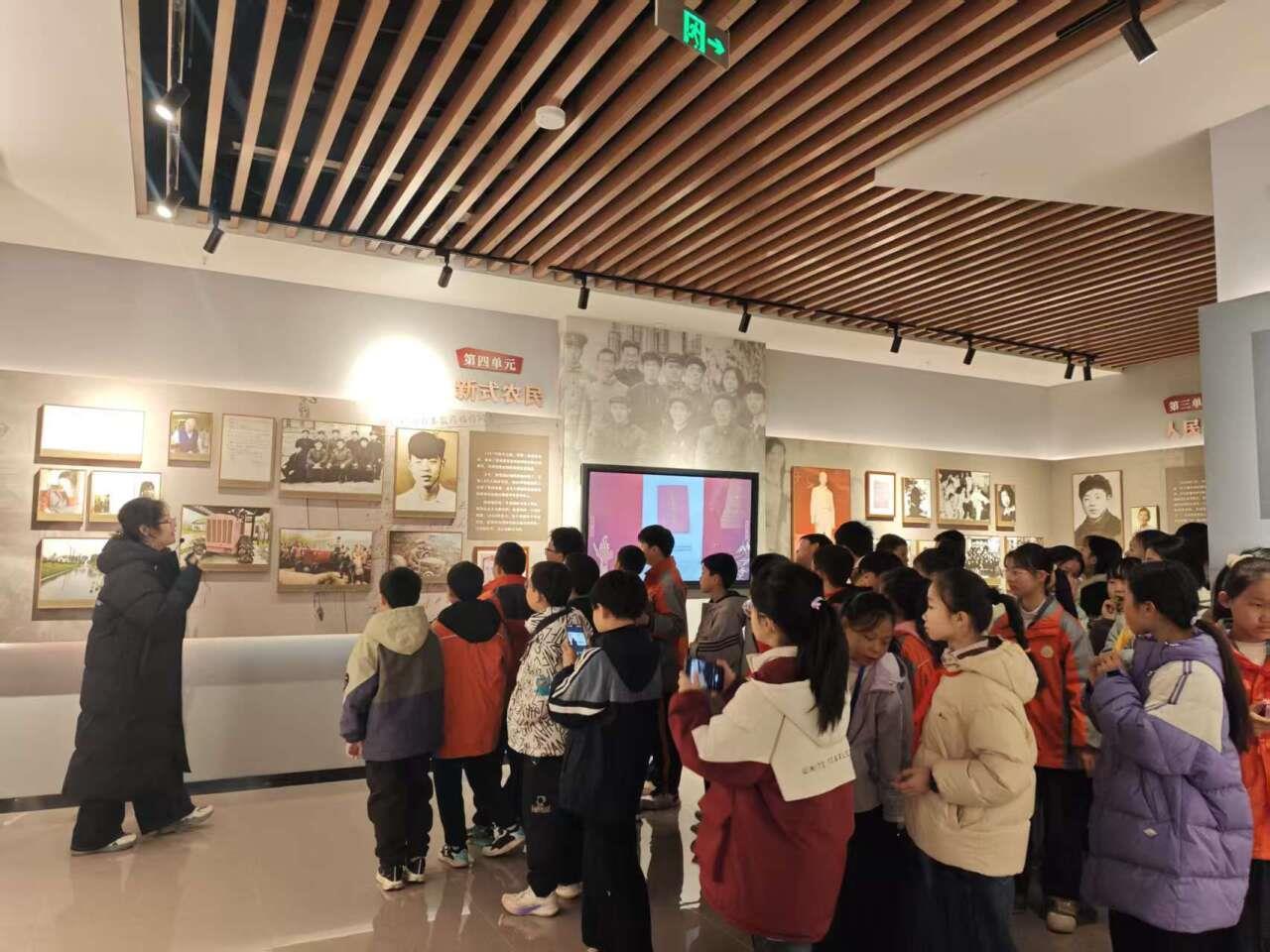 雷锋文史馆志愿讲解服务队为来访学生组织提供讲解服务 (1).jpg