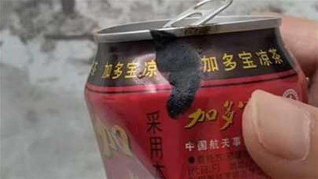 江西一男子称加多宝里喝出黑褐色黏稠物，记者反馈后，加多宝：赔一箱