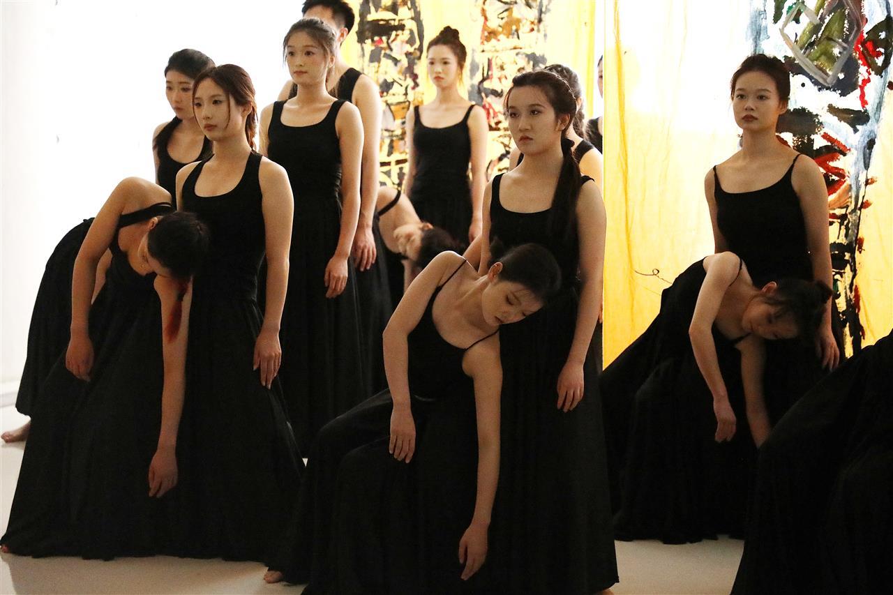 5 舞者们在模拟“树干”的巨型画布间，以脊椎的蜿蜒扭曲、关节的遒劲迸发，诠释着创伤与新生的哲学深意。黎艺丁 摄.JPG