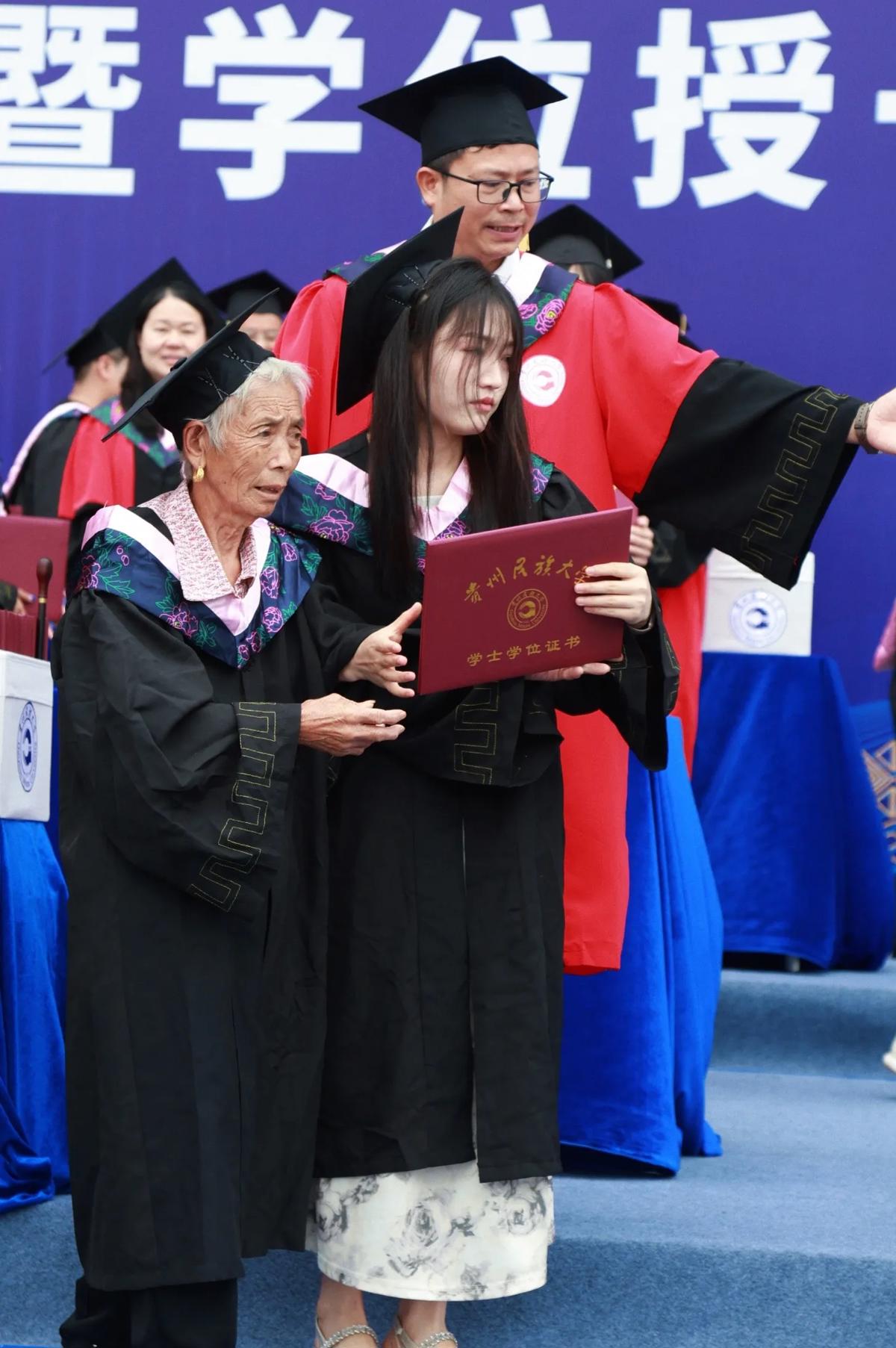 棋牌游戏官方网站- 哈希游戏试玩平台畅享娱乐贵州女孩邀请爷爷奶奶参加本科毕业典礼感动无数网友当事人：我告诉两老是“学校要求的”他们才肯来