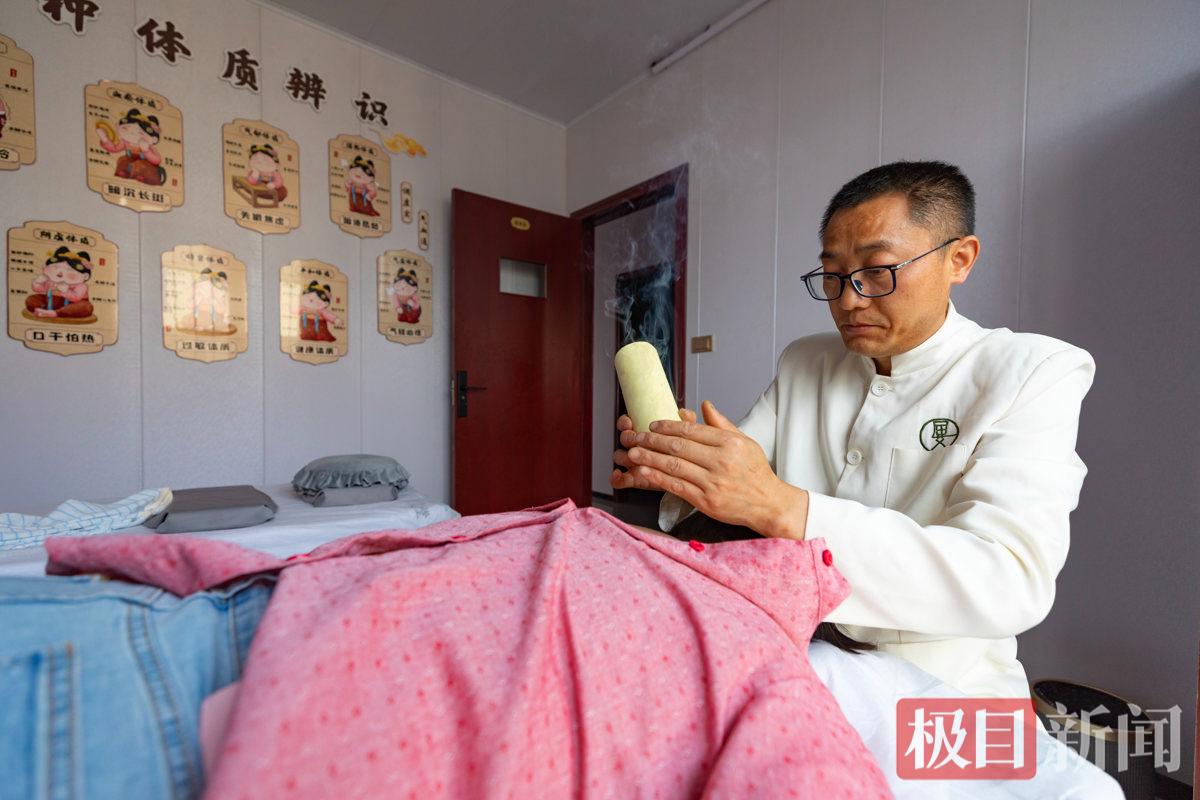 宋发龙正在用艾灸为客人疏通肩颈.jpg