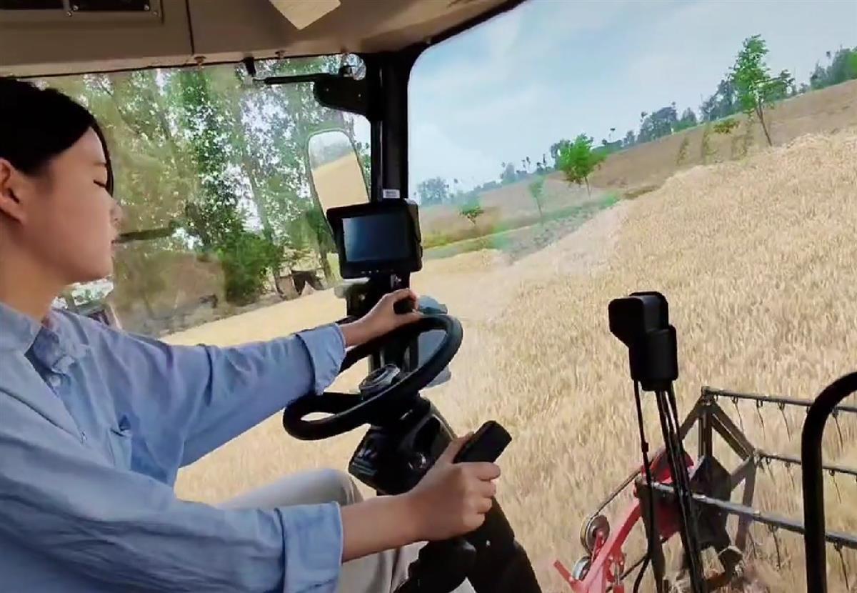 安徽亳州23岁女孩开收割机为村民收麦很拉风很有成就感