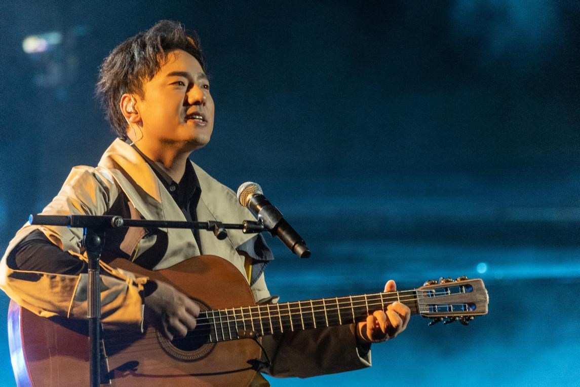 海来阿木央视秋晚献唱《别知己》 搭档金晨氛围感十足 | 极目新闻