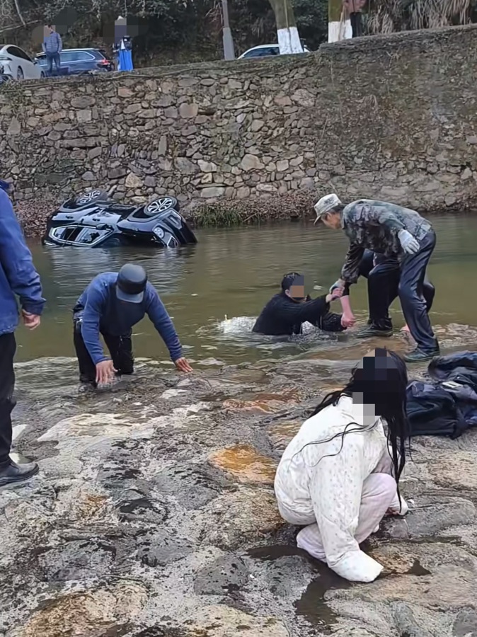 景德镇一车辆坠河4游客被困，民宿老板率先跳入冰水救人，还带到自家店里洗澡烤火