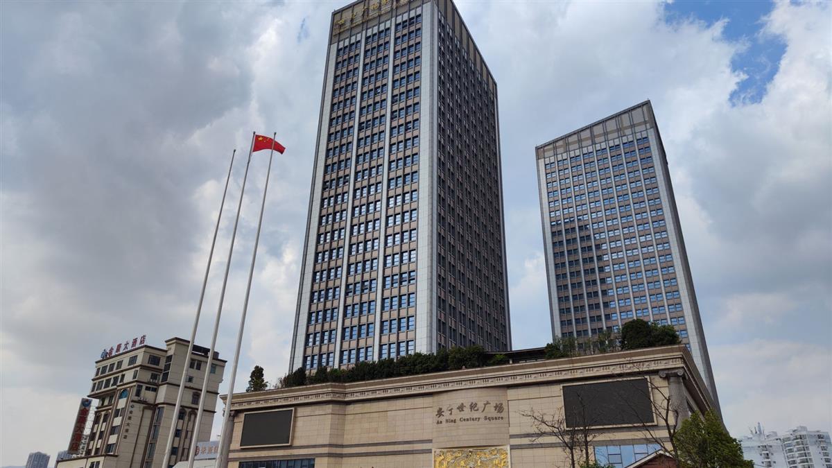 昆明一广场悬挂破损国旗引网友吐槽当地已换新国旗并在辖区排查