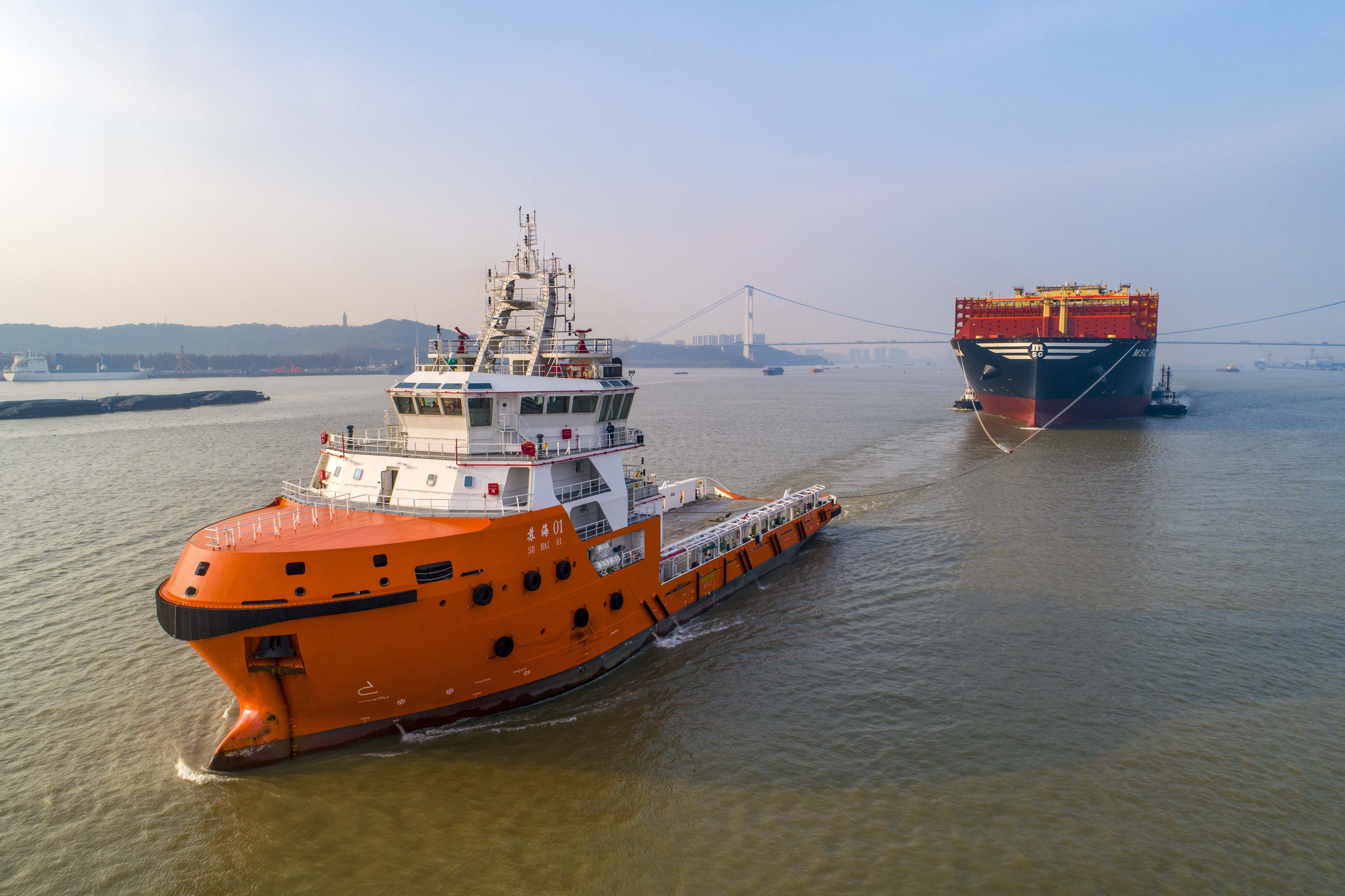 江苏泰州全球最大新造集装箱船进入长江拖航作业