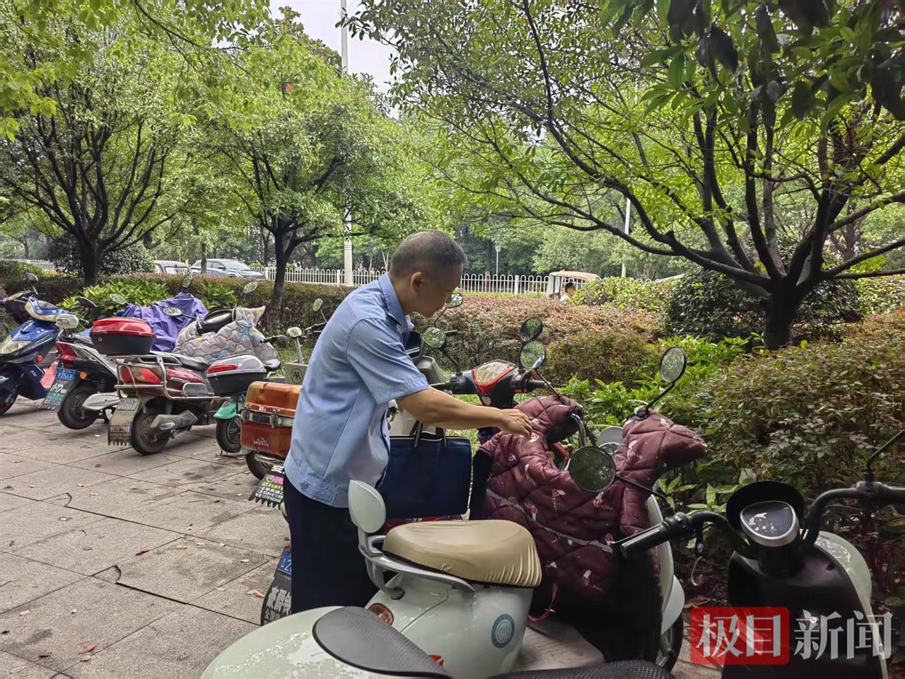 民警将车辆停放整齐.jpg