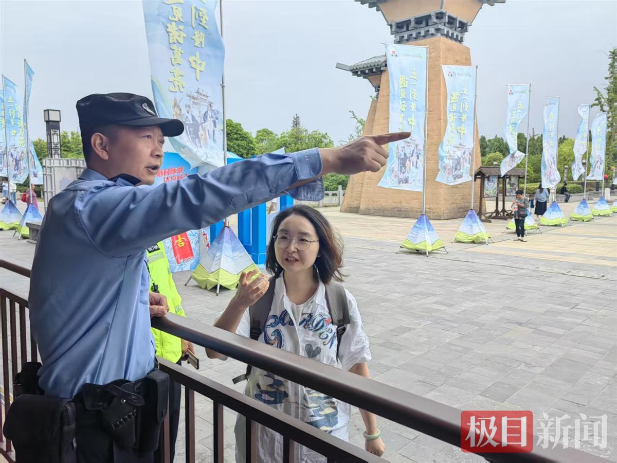 配图：民警在景区为游客指路.jpg