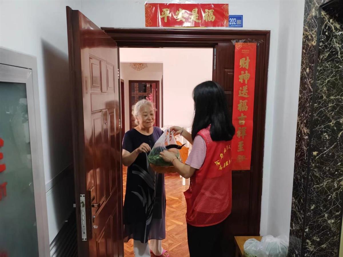 居民白天上班,网格员为了做好入户采集信息及网格服务工作更是绞尽脑