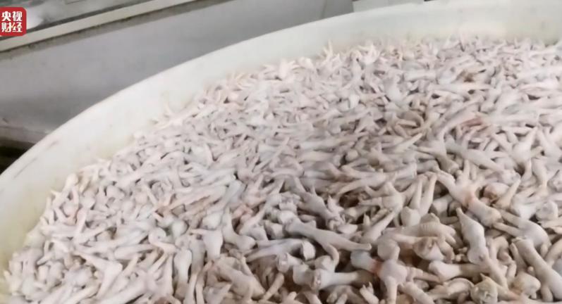 央视3·15晚会曝光多家企业用双氧水漂白鸡爪，工人直言自己都不敢吃，成都市场监管局：已开展核查工作