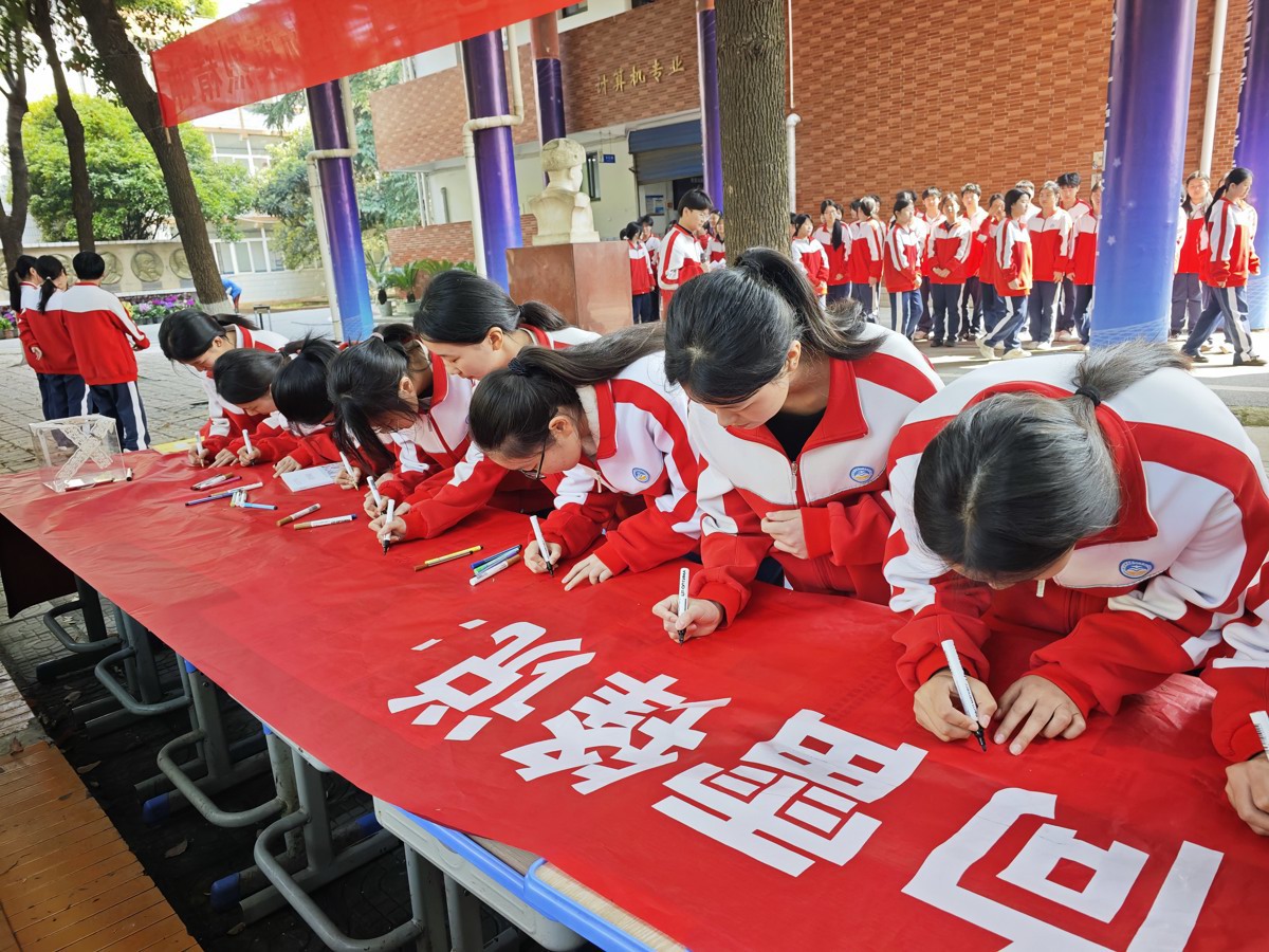 2026年4月1日，学校开展传承红色基因弘扬英烈精神为主题的清明祭英烈活动，摄影戴立勇 (14).jpg