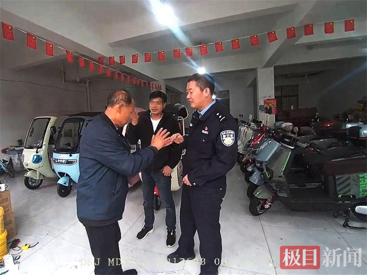 图7：周晓冉带谢大伯在车行买车（视频截图）.jpg