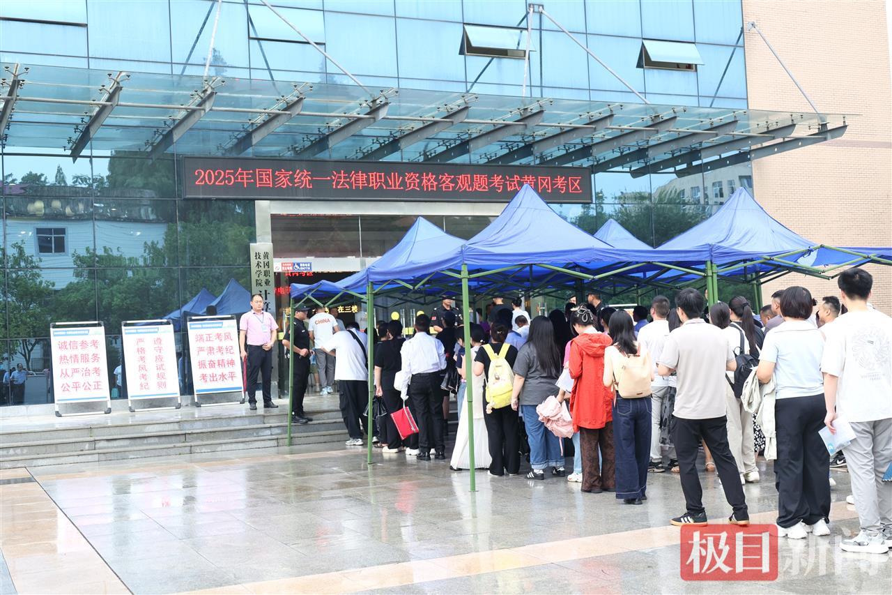 4、图为黄冈考区黄冈职业技术学院考点，考生排队进入考场。朱晓珺摄.jpg