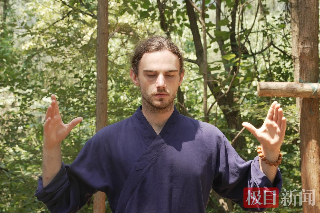 6月11日,来自荷兰的托马斯第二次来武当山学习武术.png