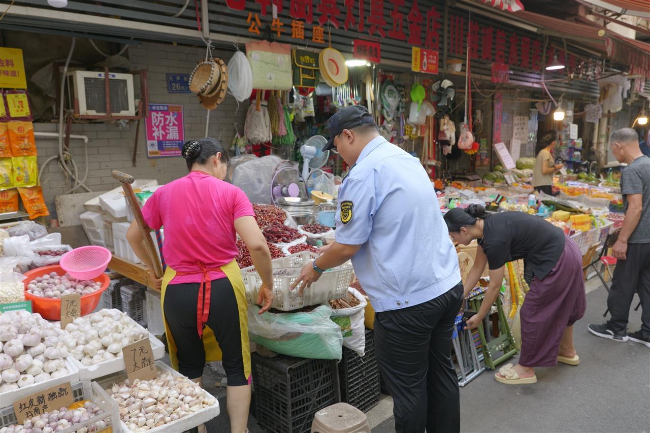 执法人员开展“朝七晚九”巡查,帮助商户规范经营行为 (3).jpg