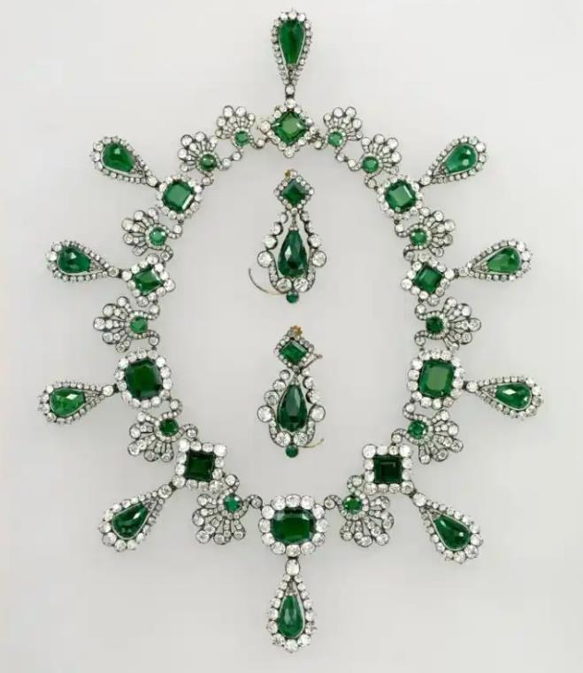 玛丽-路易丝皇后的祖母绿项链和耳环.png