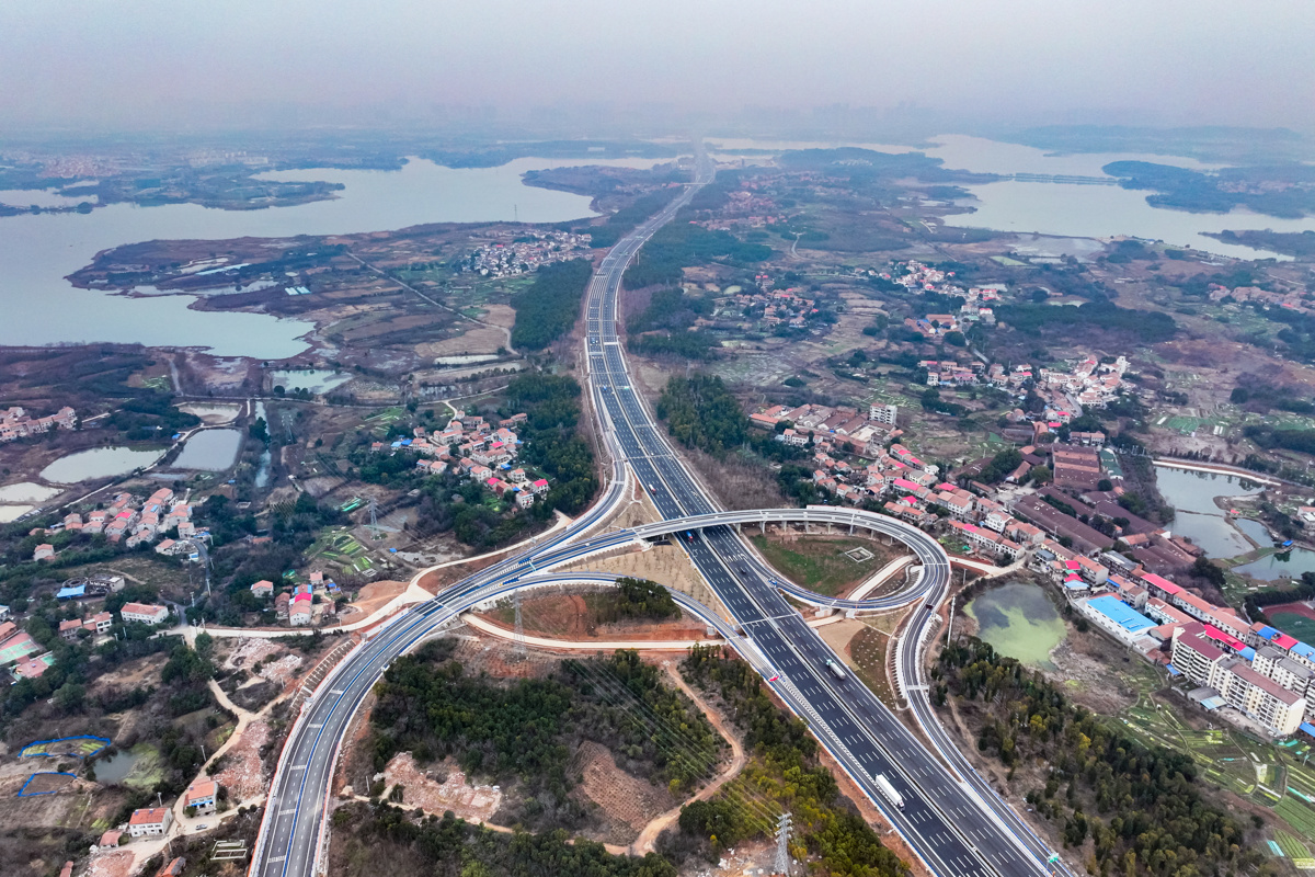 路网蜿蜒构建起城乡联动的交通脉络，进一步完善区域高速路网布局 (2).jpg