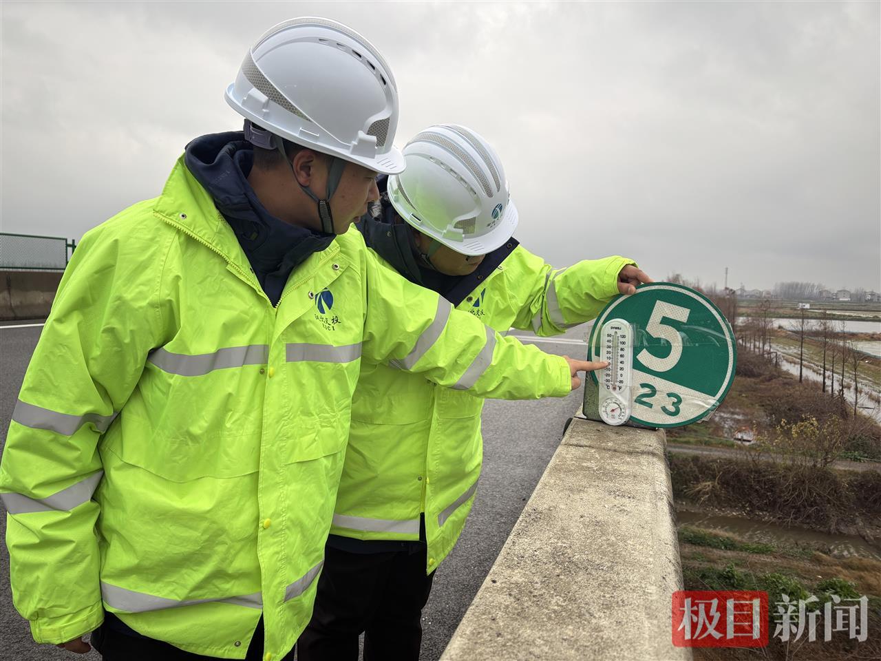 1月19日，湖北交投江汉运营公司组织技术人员巡查路面情况。（极目新闻通讯员 易曙光 供图）.JPG