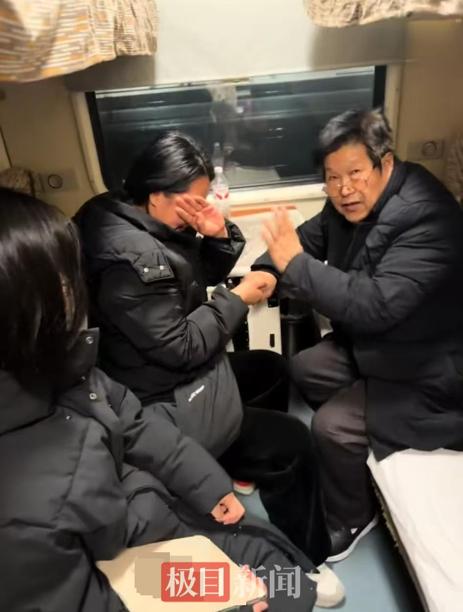 女子火车上偶遇旧日班主任，一声呼唤引发情感涌动，集体回忆青春岁月