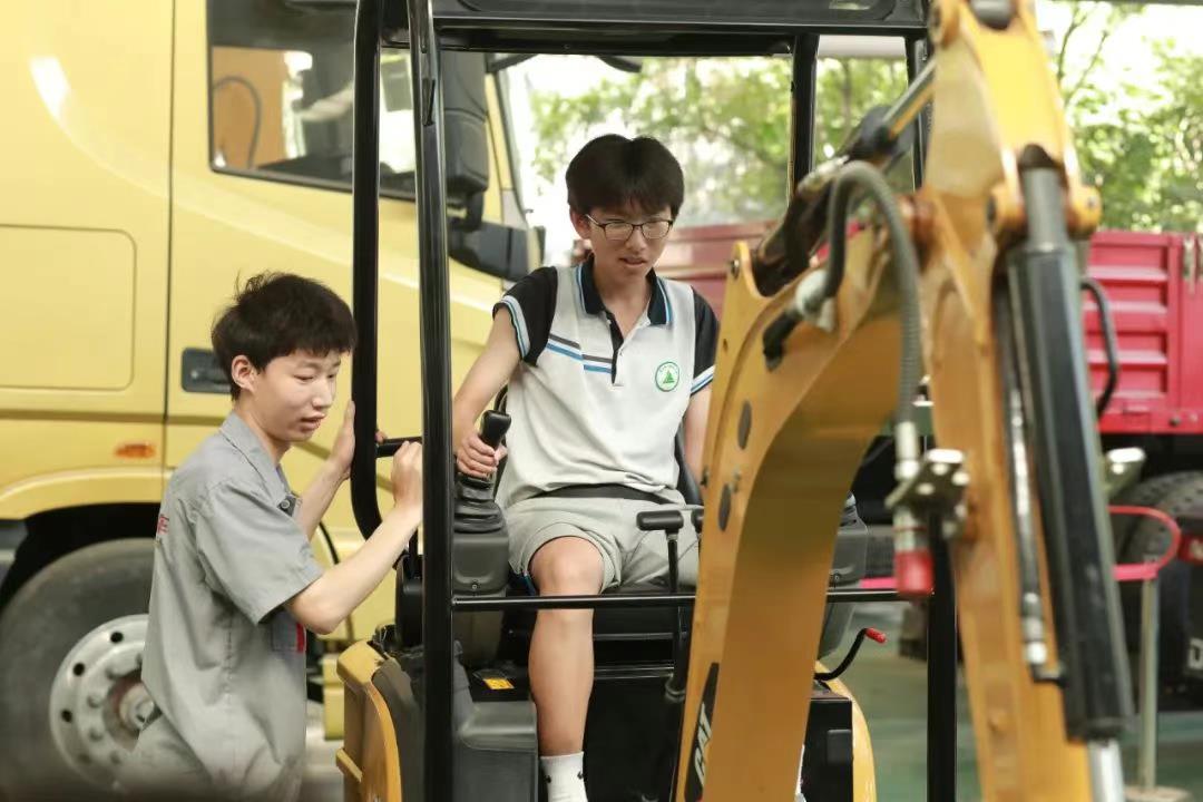 2025年湖北省92所技工院校，计划招生6万人
