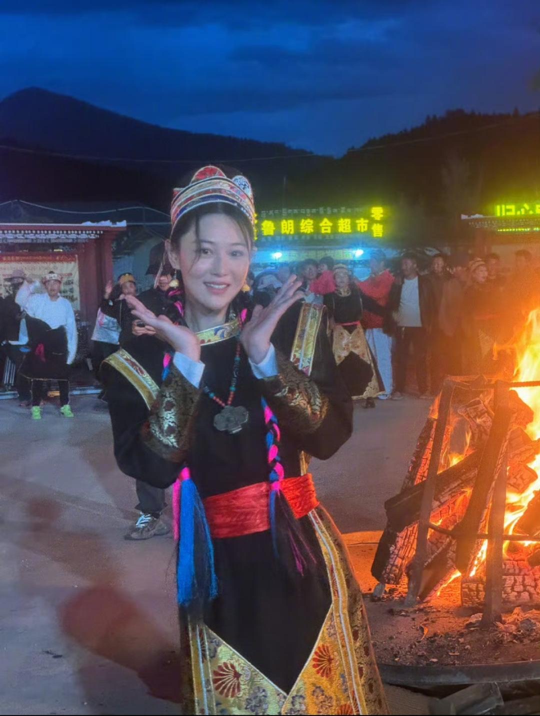 张馨予在西藏过中秋，围着篝火跳舞后又晕又吐 | 极目新闻