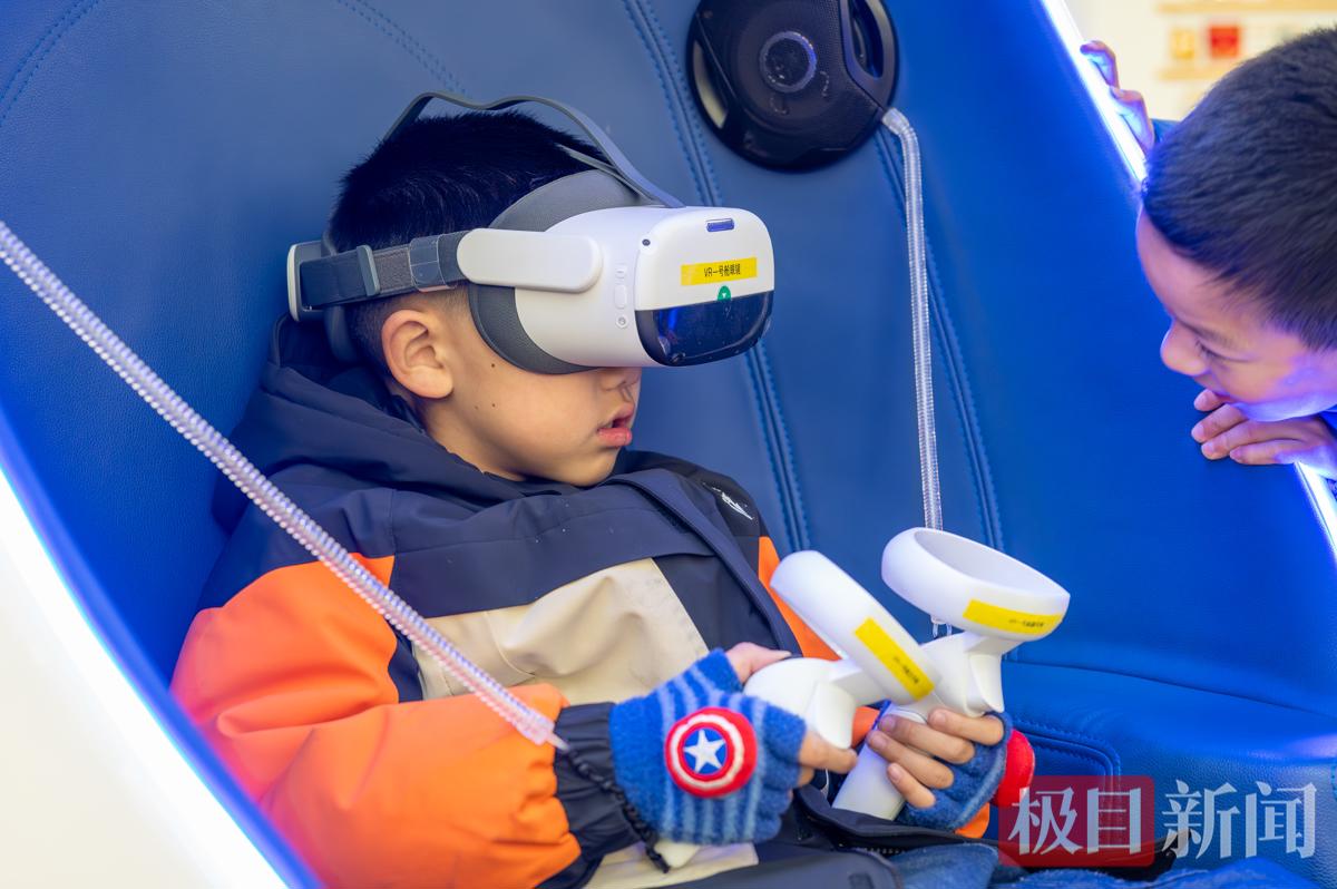 小朋友们体验雪莲图书馆的高新设备 (16).jpg