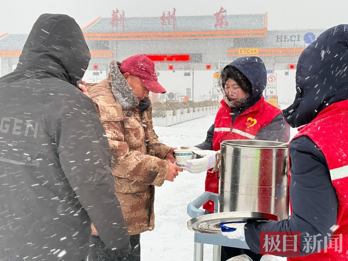 江汉运营公司1月20日荆州东管理所 站口管制给司乘送早餐 (5).JPG