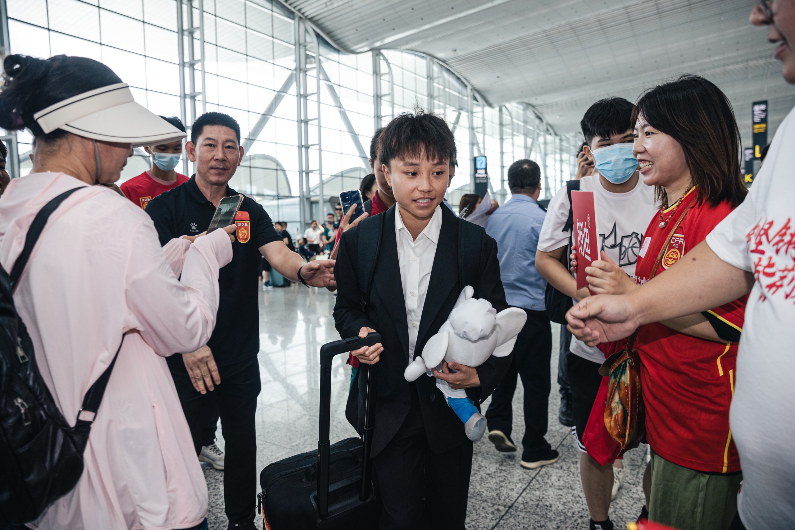 中国女足出征澳大利亚世界杯,大批球迷机场送别 | 极目新闻