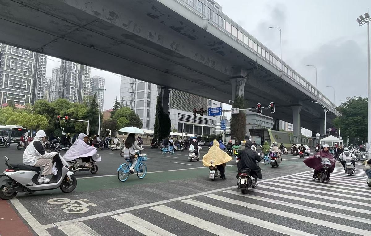今日（23日）早高峰，微雨来捣蛋.jpg