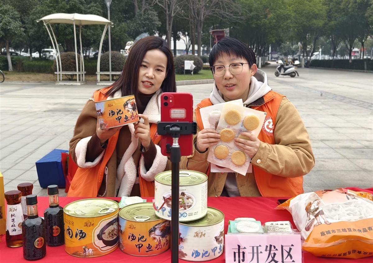 活动现场助农直播  李梦婷摄.jpg