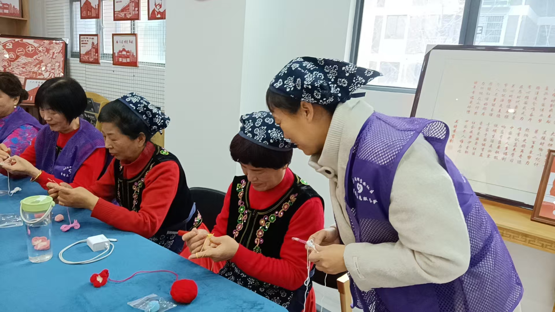 一针一线织温情 巧手聚力筑家园 —— 宝安社区 “靓妈工坊” 以钩织点亮邻里生活(活动中) (1).jpg 一针一线织温情 巧手聚力筑家园 —— 宝安社区 “靓妈工坊” 以钩织点亮邻里生活(活动中) (1).jpg