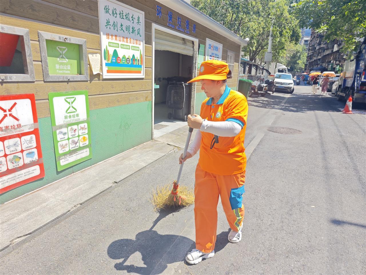 环卫部门加强保洁频次 (2).jpg