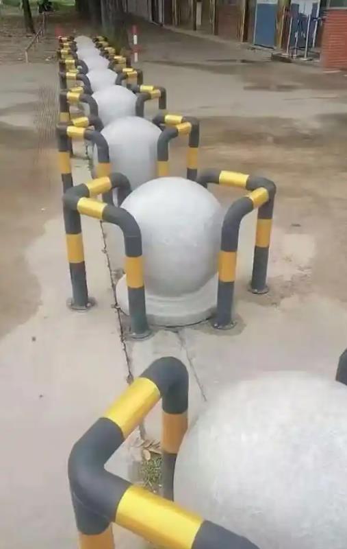 石墩加装钢管护栏（网络视频截图）.png