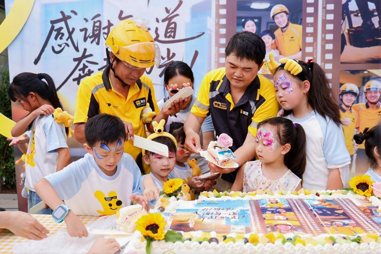 “717骑士节”期间美团在全国组织超6000场站点联欢活动，图为骑手亲子活动现场 （摄影：严炎）.png