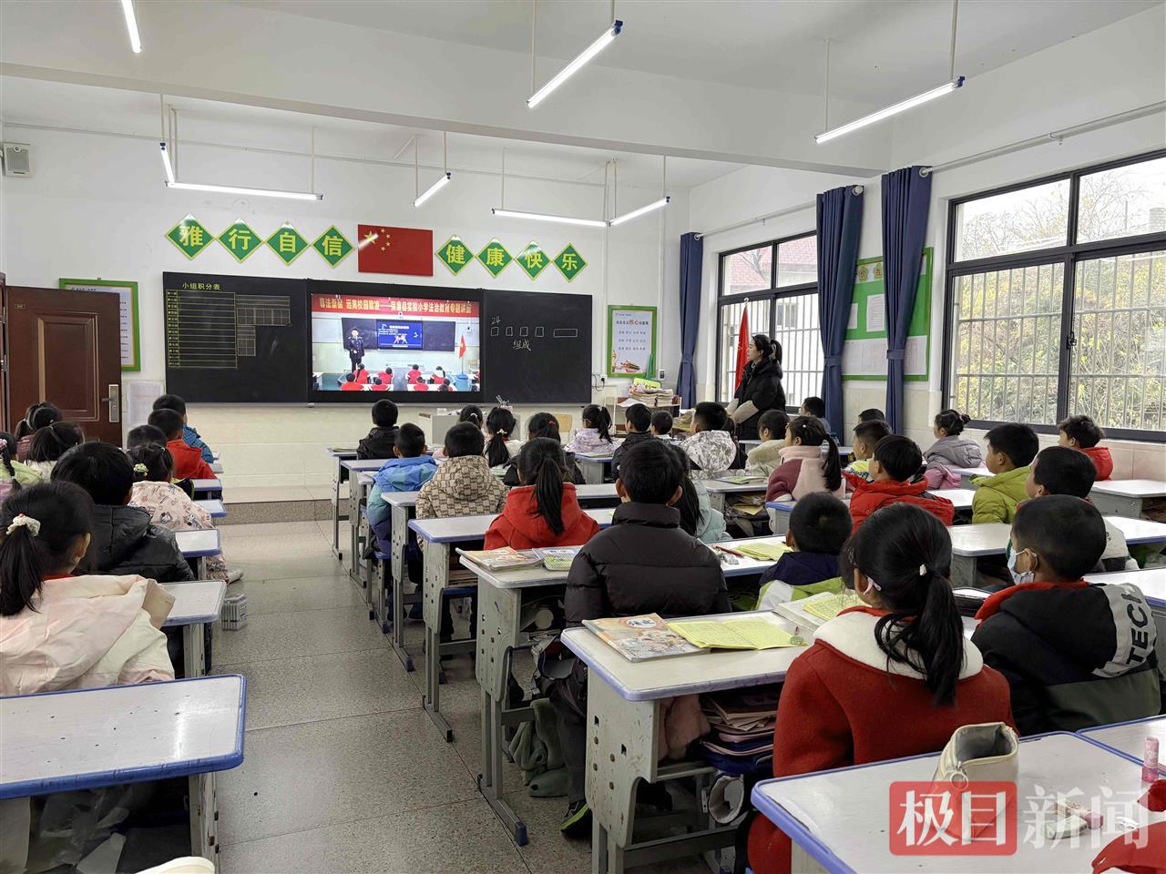 图2:民警在为学生上法治课。.jpg 图2:民警在为学生上法治课。.jpg