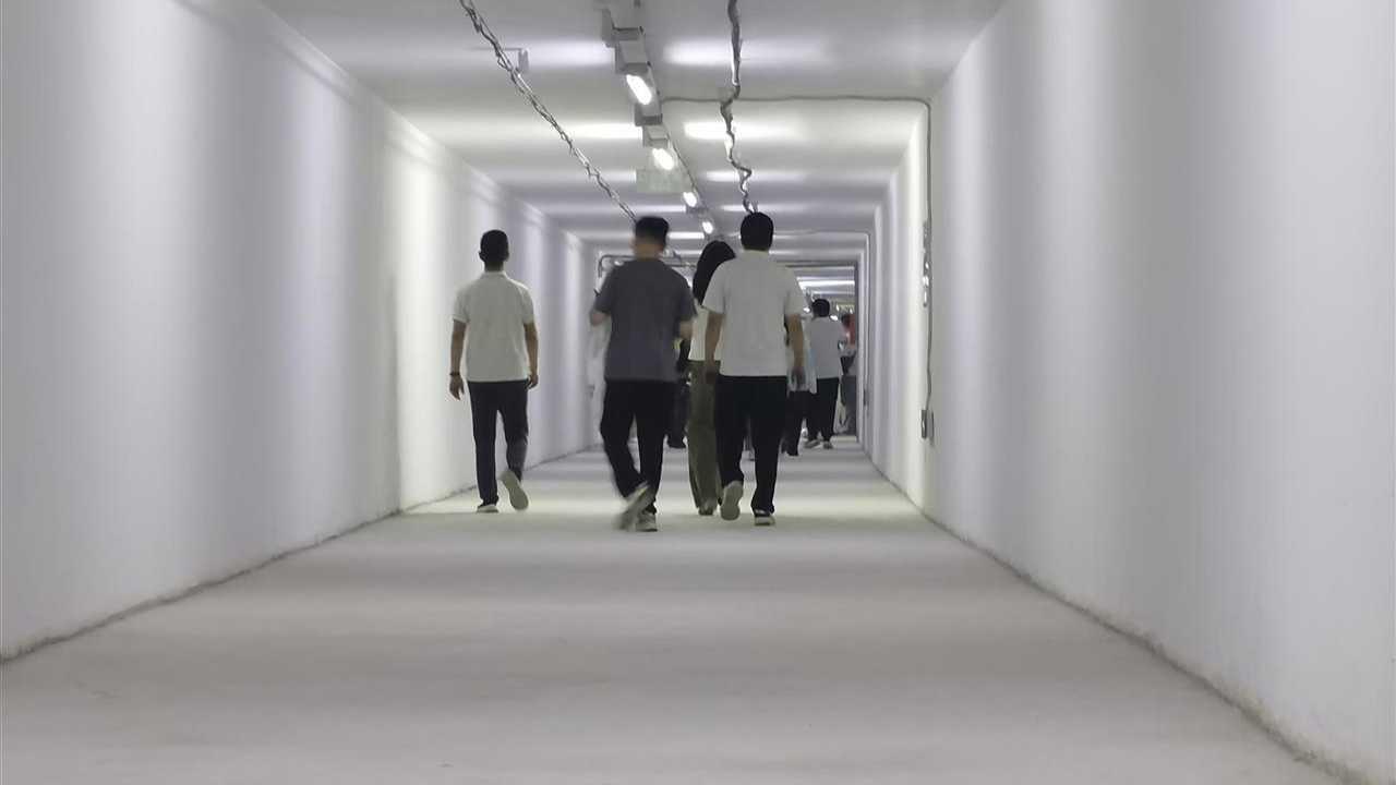 全国最长湖底隧道有21对逃生门，每隔200米有一对逃生门，遇烟火及渍水可从此逃生