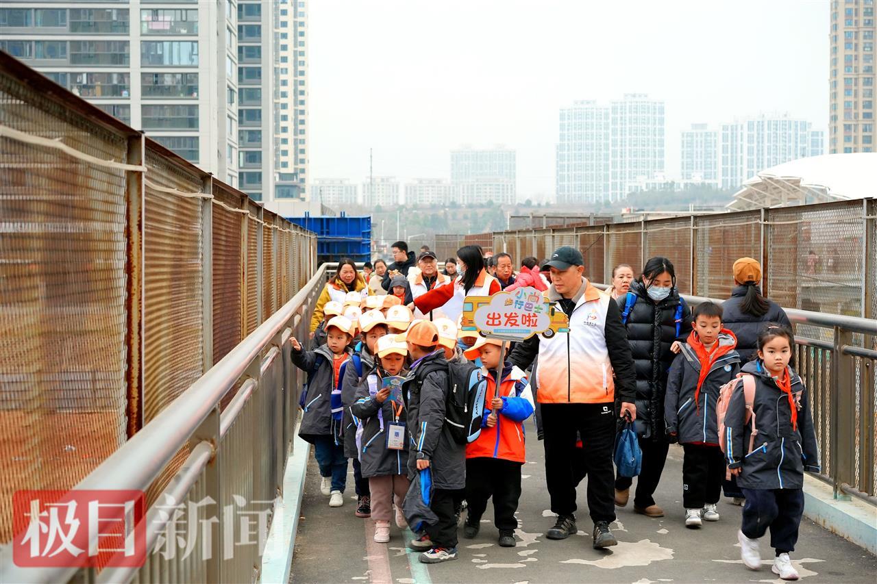 护送一二年级小学生过天桥.jpg