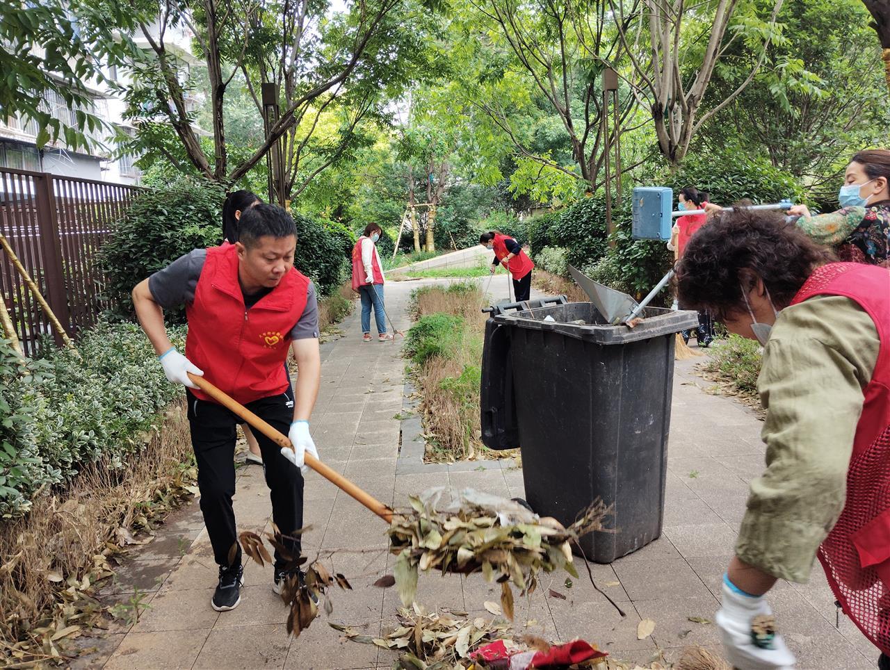 志愿者们积极参加“清洁家园”,共建美好家园环境 (5).jpg